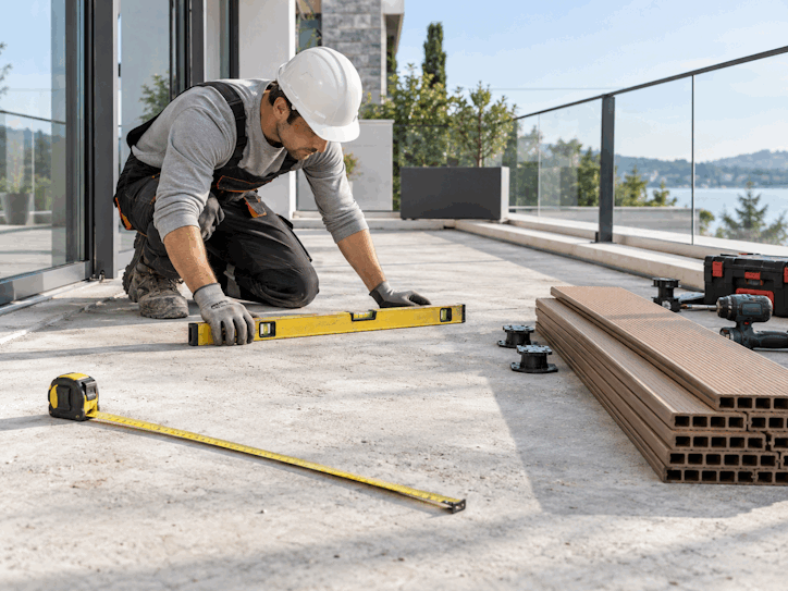 Khảo sát hiện trạng trước khi thi công sàn gỗ nhựa ngoài trời
